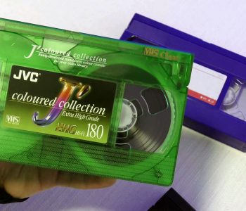 Kaksi VHS-kasettia